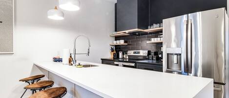 Réfrigérateur, micro-ondes, four, plaque de cuisson