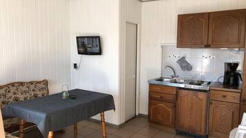 Jääkaappi, liesi, kahvin-/teenkeitin, vedenkeitin