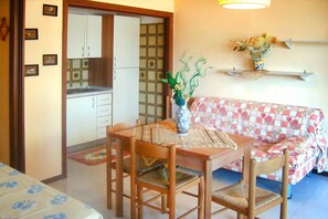 Comfort Apartment, 3 Bedrooms | Living room