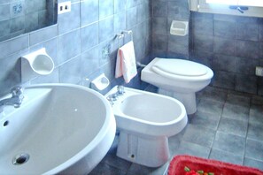 Classic Apartment, 1 Bedroom | Bathroom | Shower - Apartment in Silvi Marina With Parking Space (Silvi)