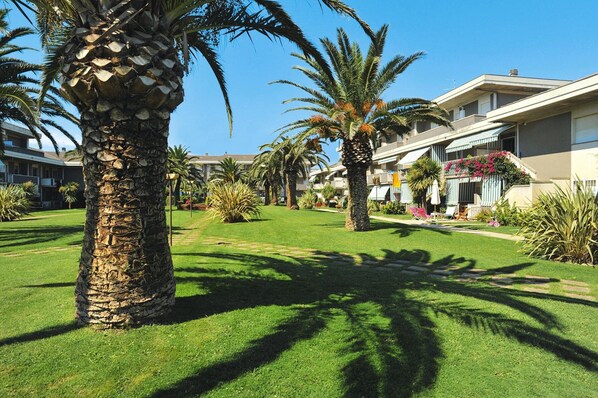 Comfort Apartment, 3 Bedrooms | Garden - Apartment in Silvi Marina With Parking Space (Silvi)