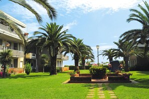Comfort Apartment, 3 Bedrooms | Garden - Apartment in Silvi Marina With Parking Space (Silvi)