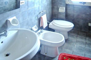 Comfort Apartment, 3 Bedrooms | Bathroom