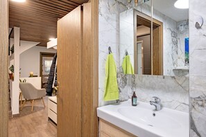 Douche, articles de toilette (gratuits), séchoir à cheveux