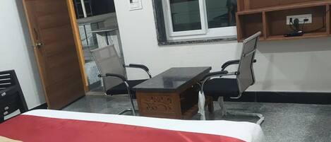 Habitación doble Deluxe, vista a la ciudad | Escritorio y wifi gratis