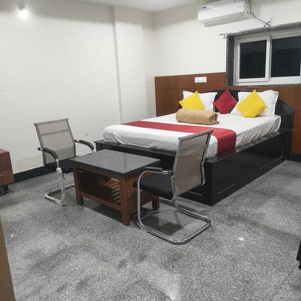 Deluxe Double Room, City View | Desk, free WiFi - Hotel New Maruthi Residency Inn (Hyderabad)