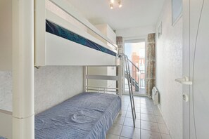 Departamento | 2 habitaciones, muebles diferentes y tabla de planchar con plancha 