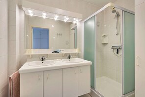Apartment | Bathroom