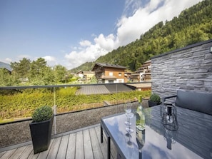 Outdoor dining - Stylish Retreat near Wildkogel Gondola (Neukirchen am Großvenediger)