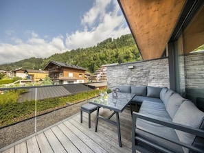 Outdoor dining - Stylish Retreat near Wildkogel Gondola (Neukirchen am Großvenediger)