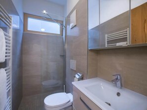Een douche, handdoeken