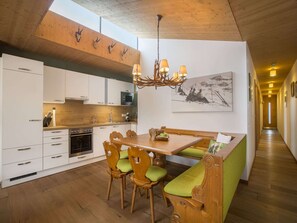 Réfrigérateur, un four, surface de cuisson, lave-vaisselle
