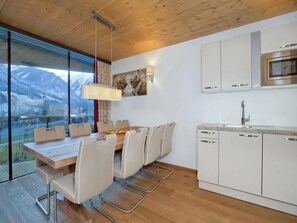 Dining - Modern apartment with balcony and access to sauna (Neukirchen am Großvenediger)