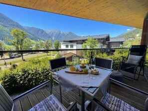 Outdoor dining - Modern apartment with balcony and access to sauna (Neukirchen am Großvenediger)