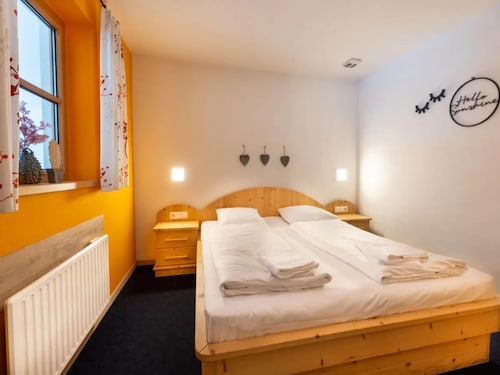 Authentic Mountain Retreat for 12