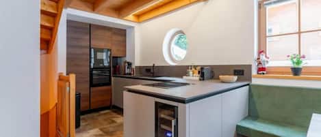 Cafetera y tetera, refrigerador, microondas y horno