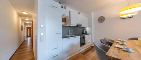 Kaffetrakter/tekoker, kjøleskap, mikrobølgeovn og ovn
