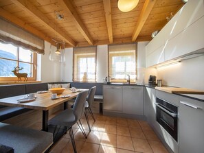Microwave, oven, dishwasher - Deluxe chalet with pool in Wald im Pinzgau (Wald-Königsleiten)