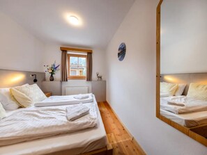 4 bedrooms, iron/ironing board, WiFi
