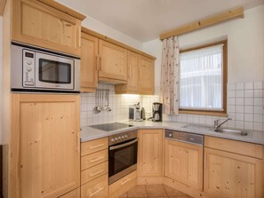 Four à micro-ondes, un four, surface de cuisson, lave-vaisselle