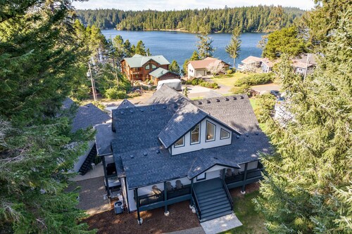 New Listing! Luxury 4 bedroom, 5 bath lake home with hot tub, sauna. dock and lake access