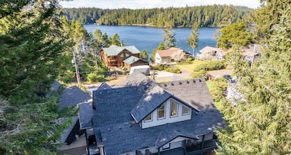 New Listing! Luxury 4 bedroom, 5 bath lake home with hot tub, sauna. dock and lake access