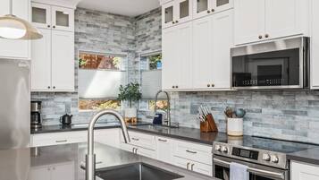 KylskÄp, mikrovÄgsugn, ugn och spishÀll