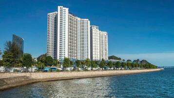 Vista frontal de la propiedad