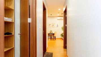 2 bedrooms, hypo-allergenic bedding, down duvets, memory-foam beds