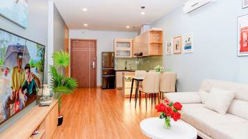 Departamento de lujo, 2 habitaciones, vista a la ciudad | Área de sala de estar