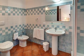 Appartement Confort, 1 chambre | Salle de bain | Douche, sèche-cheveux