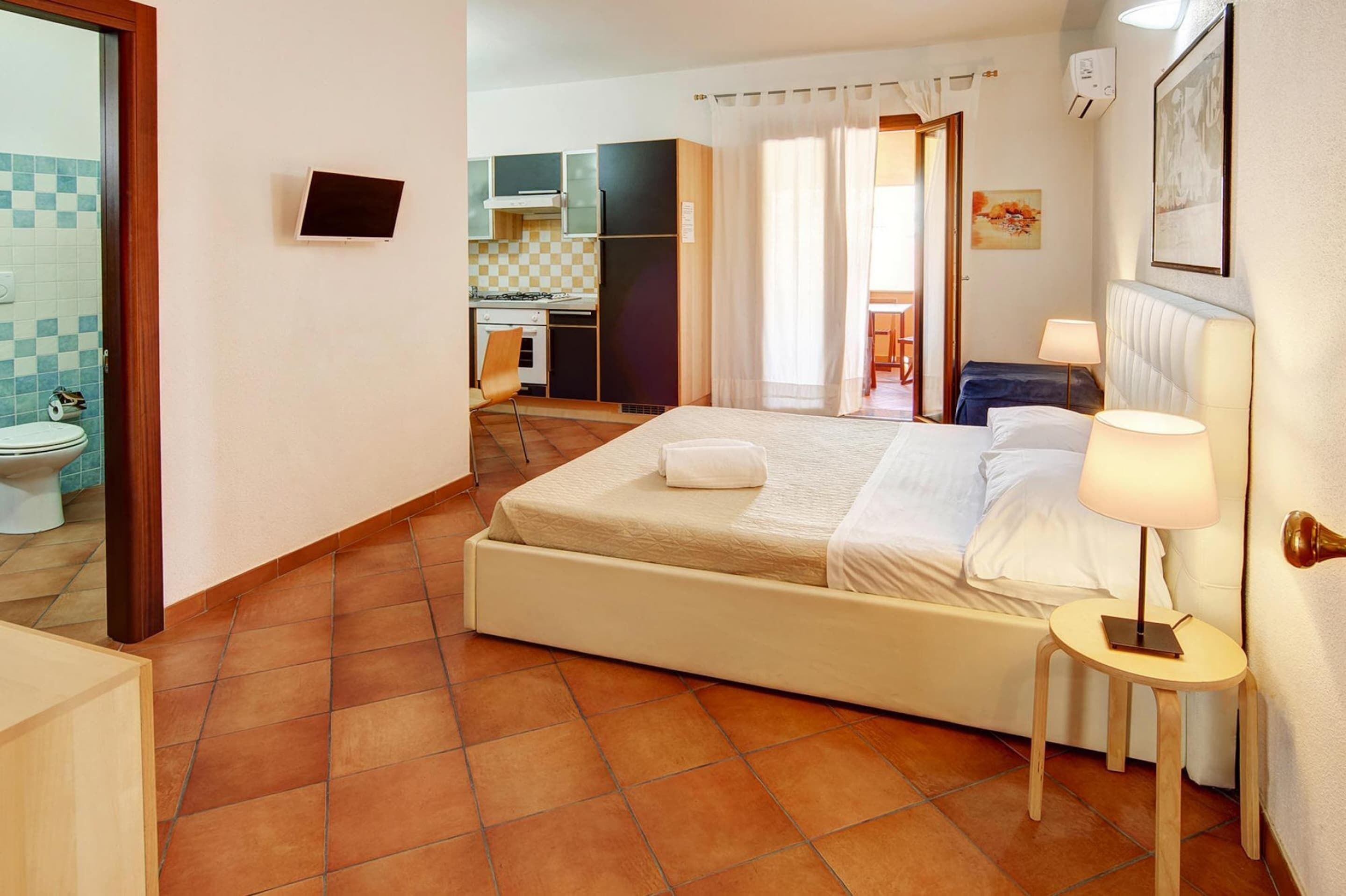 Deluxe Apartment, 2 Bedrooms | 1 bedroom, individually furnished, bed sheets