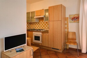 Fridge, oven, coffee/tea maker, electric kettle