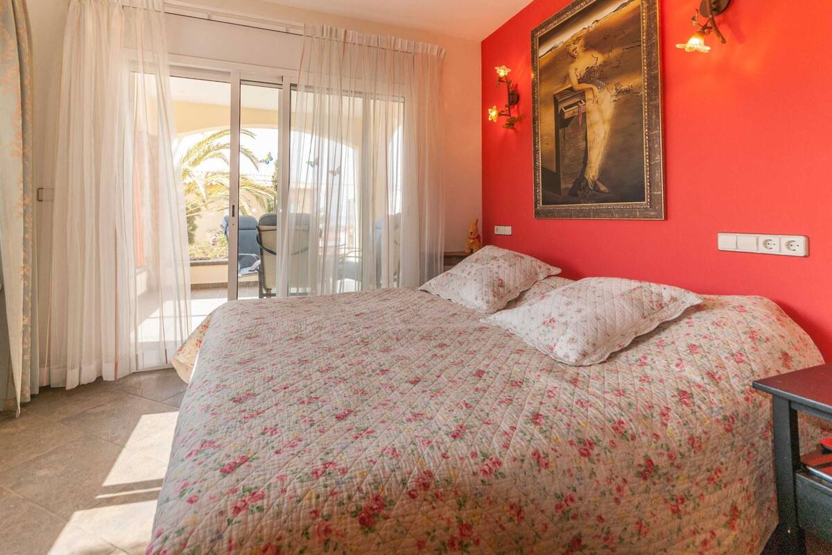 13 chambres, ameublement personnalisé, fer et planche à repasser