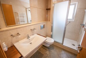 Bathtub - Modern Apartment in Roses With Swimming Pool (Roses)