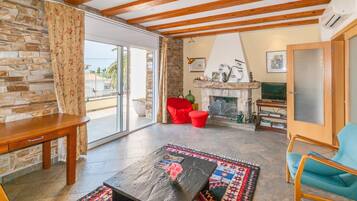 Comfort Villa, 5 Bedrooms | Living room | Fireplace