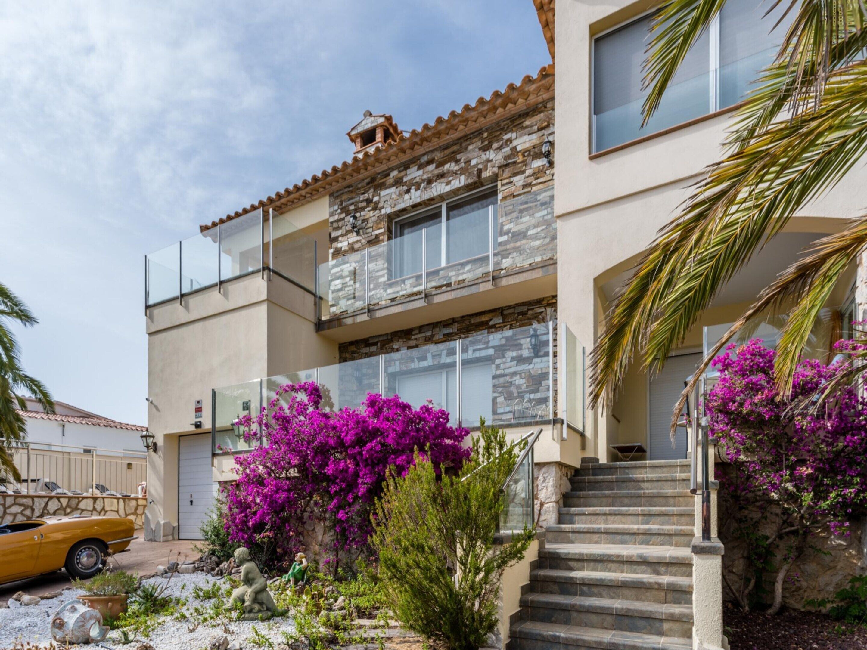 فيلا كلاسيكية - ٤ غرف نوم | المنشأة من الخارج