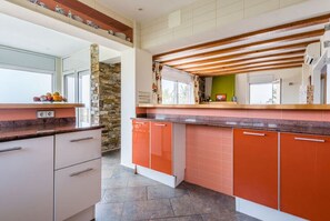 Private kitchen | Fridge, microwave, oven, dishwasher - Modern Apartment in Roses With Swimming Pool (Roses)