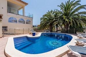Apartamento Confort, 2 habitaciones | Piscina | Una piscina cubierta, una piscina al aire libre
