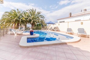Indoor pool, outdoor pool - Modern Apartment in Roses With Swimming Pool (Roses)