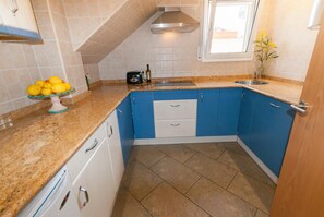 Comfort Villa, 5 Bedrooms | Private kitchen - Modern Apartment in Roses With Swimming Pool (Roses)