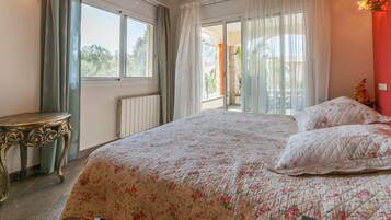 13 chambres, ameublement personnalisé, fer et planche à repasser