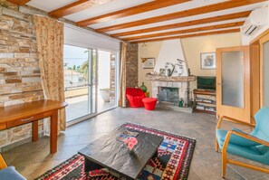 Appartement Classique, 2 chambres | Salle de séjour | Cheminée