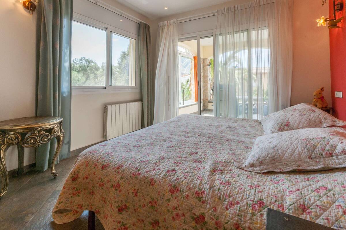 4 bedrooms, individually furnished, iron/ironing board, bed sheets