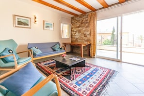 Klassieke villa, 4 slaapkamers | Woonkamer | Een open haard