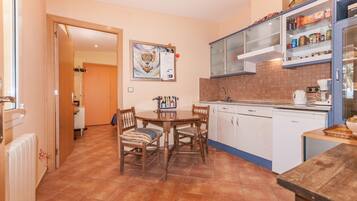 Villa Confort, 5 chambres | Cuisine privée | Réfrigérateur, micro-ondes, four, lave-vaisselle