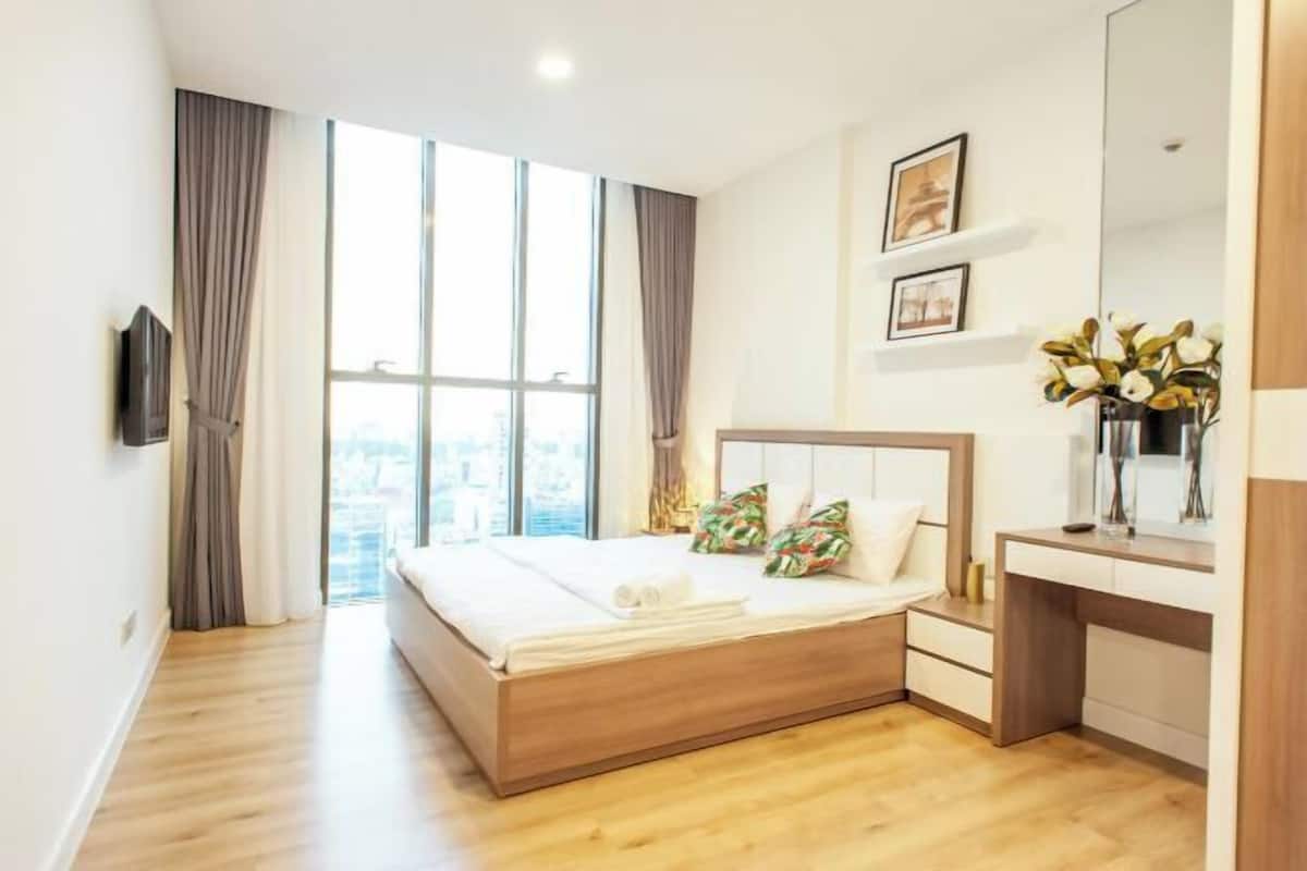 Desk, laptop workspace, free WiFi, bed sheets