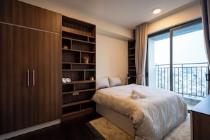 Apartamento familiar, 3 habitaciones, vistas a la ciudad | Cocina privada | Frigorífico, microondas, horno y placa de cocina