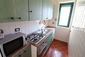 Fridge, stovetop, cookware/dishes/utensils - Holiday House "Giulia" Otranto Sea Front (Otranto)