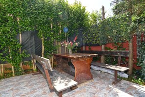 Outdoor dining - Cozy apartment with shared pool (Valbandon)